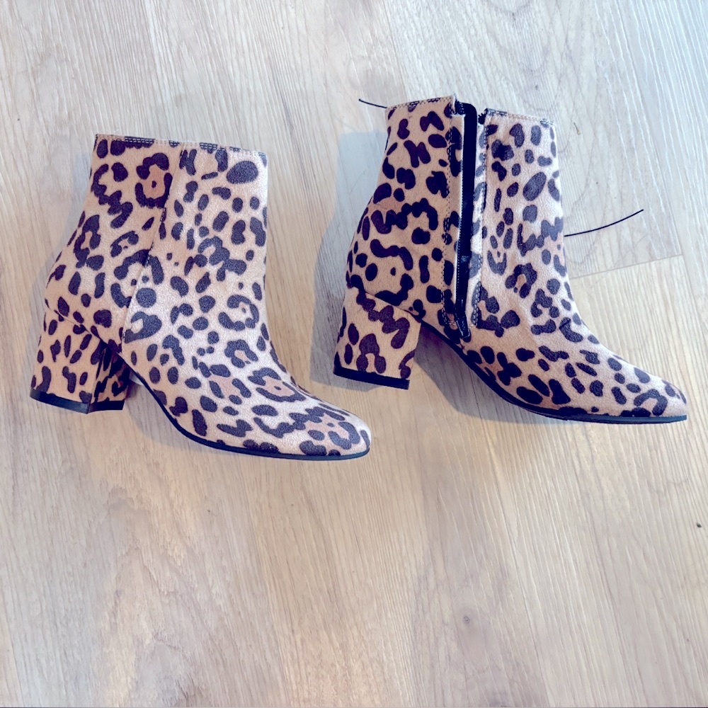 Time and Tru Leopard Print Ankle Boots block heels size 7 new